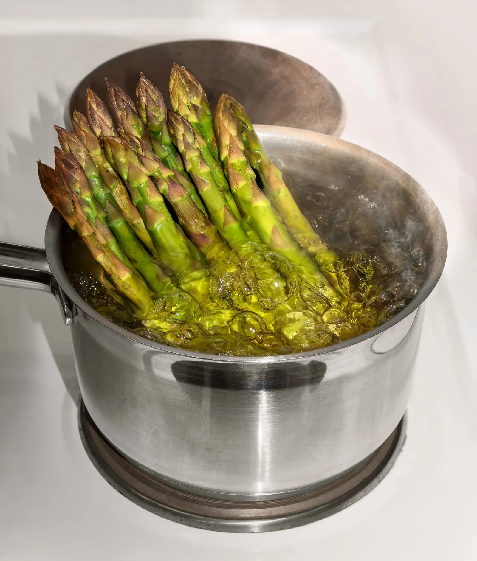 Steam-boiling green asparagus (asparagus)