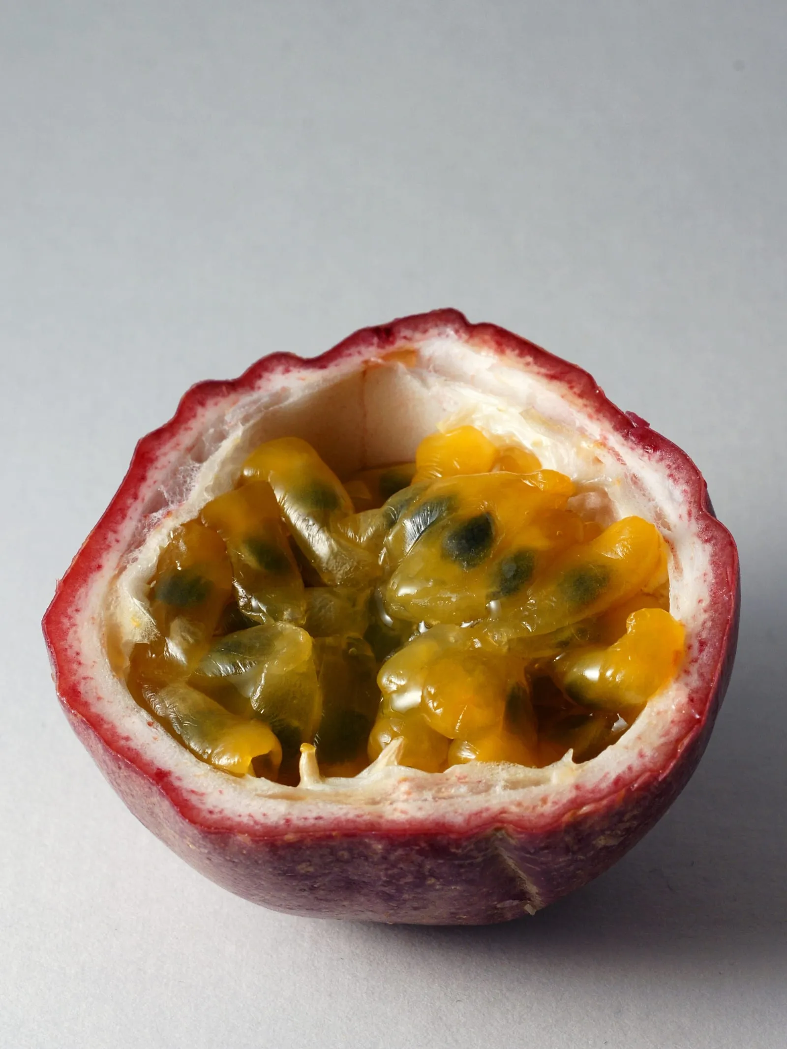 Passiflora Edulis Open Fruit2 (passionfruit)