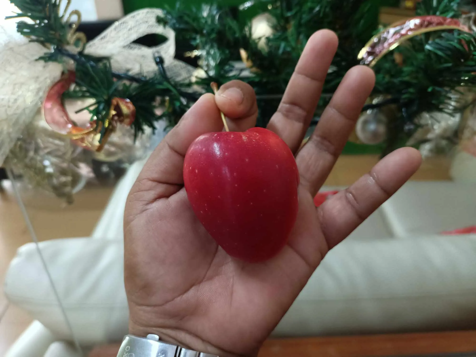 Strawberry Pippin apples in Cebu markets 1 (red-stele)